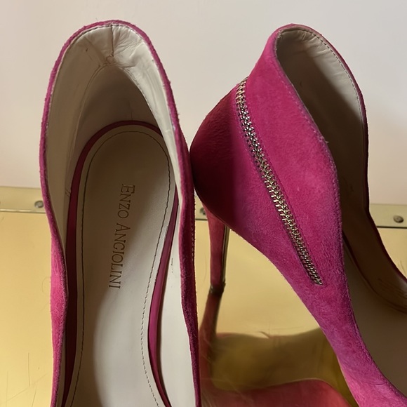 Hot pink pumps! - Picture 2 of 4